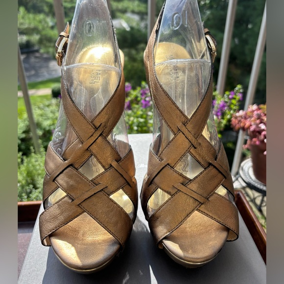 Michael Kors Bronzed Leather Strappy Stiletto
Size 9.5M - Picture 1 of 11